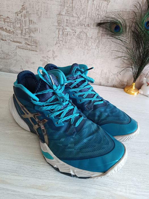Оригинальные кроссы ASICS
