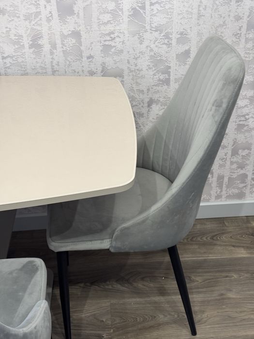 Стеклянный раздвижной стол