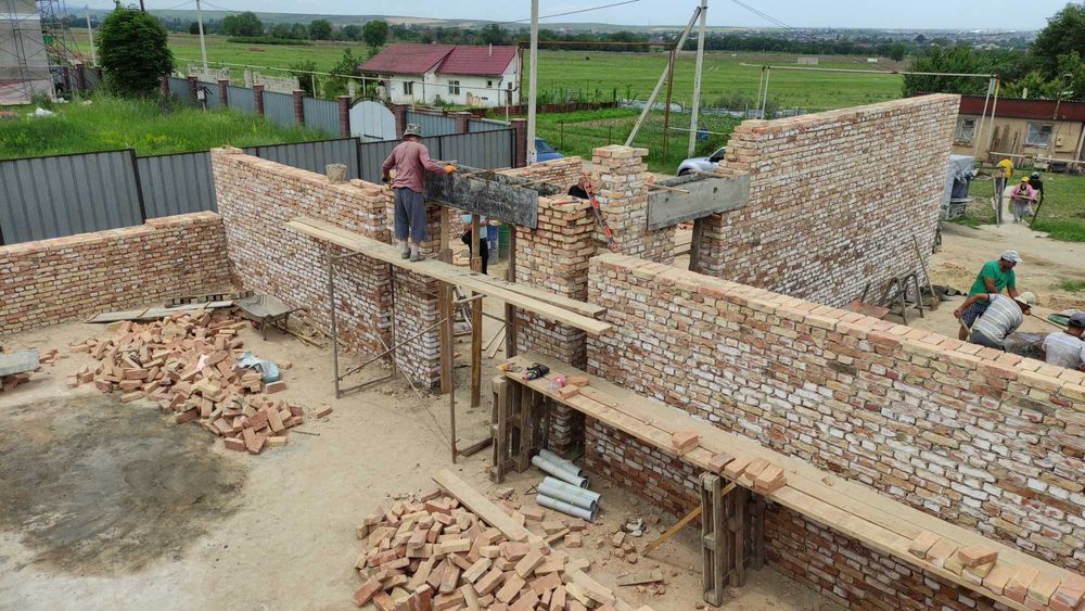 Профессиональная бригада строителей