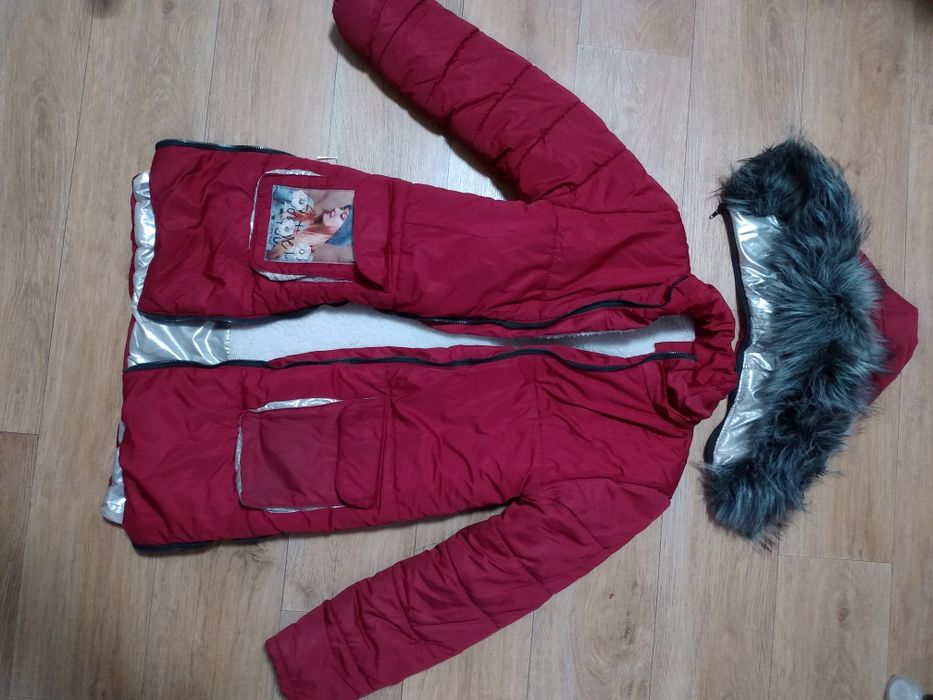 На девочку куртка
