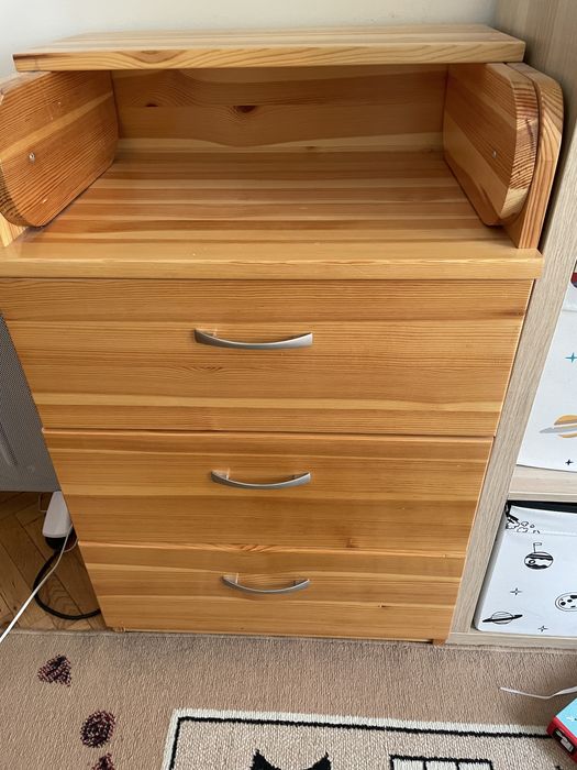 Дървен скрин за повиване на бебе от дърво чам.