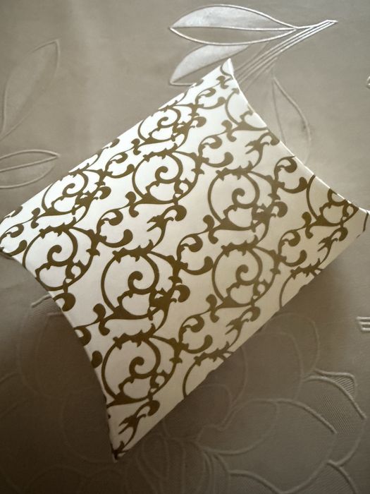 Брошка лебед с камъни