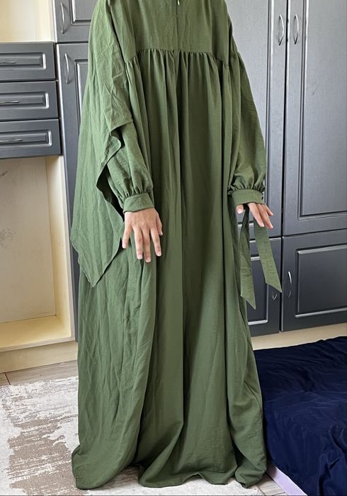 Широкое зеленое платье