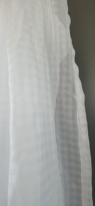 Бели прозрачни пердета с перделък