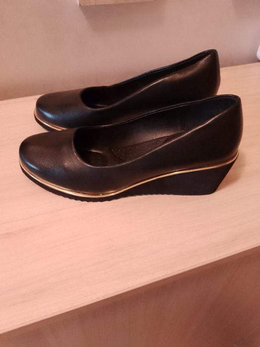 Нови черни дамски обувки