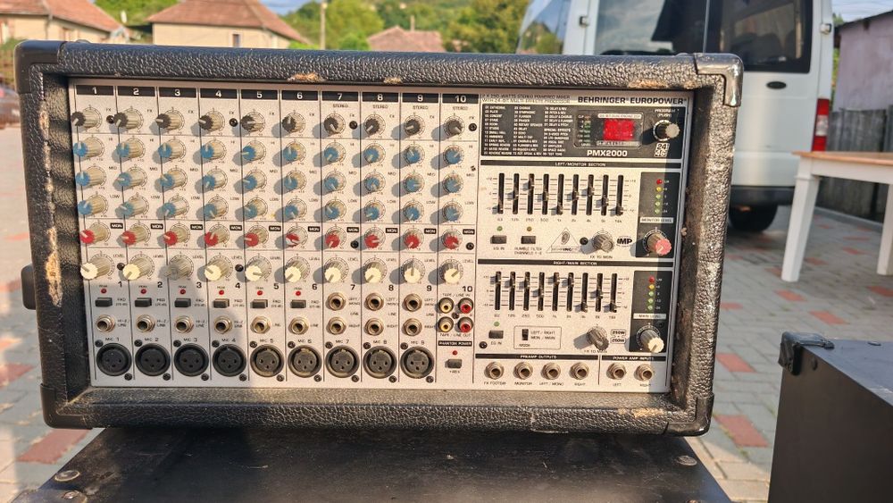 vand statie behringer europower pmx 2000 si plus boxele 8 ohm  100w