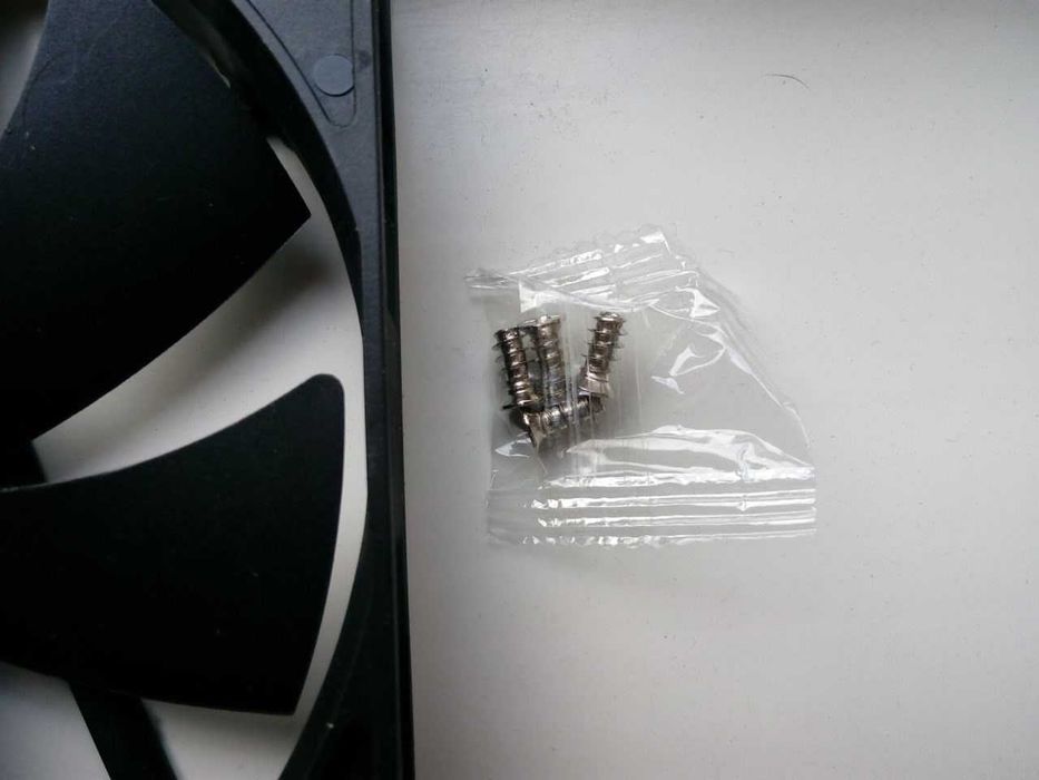 кулер 140 мм  на 140 мм DC 12V 3 pin 0.20A