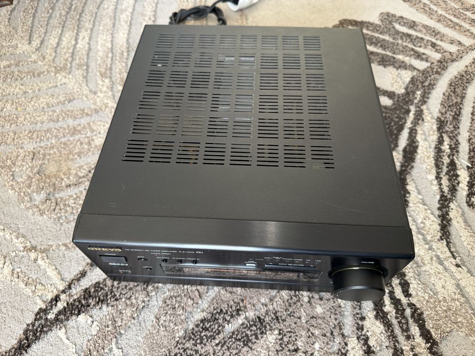 Onkyo R-811 Мини ресивър