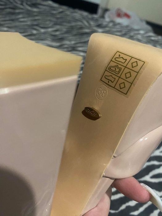 Елегантни телесно-розови обувки с ток и платформа