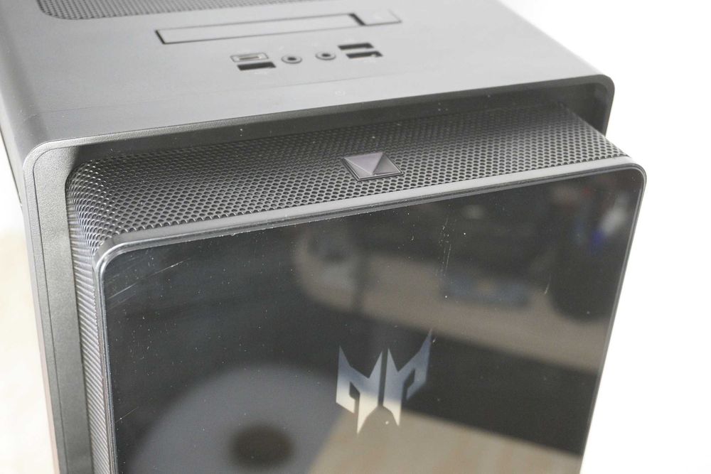 Компютърна кутия Acer Predator ATX с 3 RGB Вентилатора и PCIE Riser / Вкл.ДДС