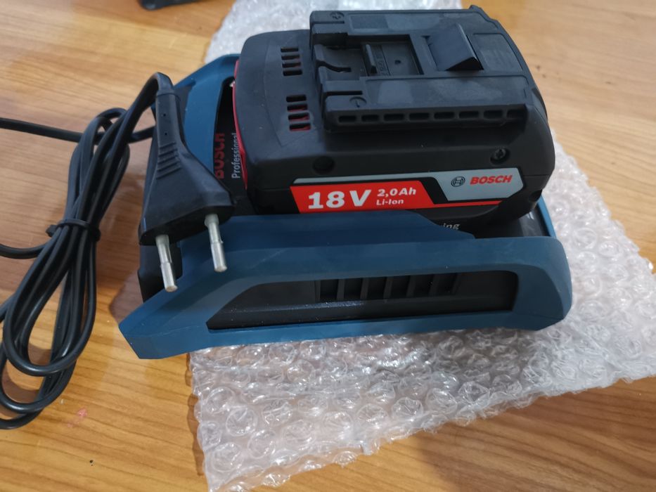 Bosch wireless incarcator si acumlator de 2 ah