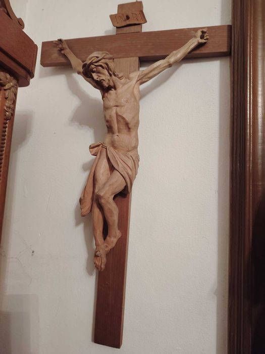 Cruce de lemn cu sculptura Iisus