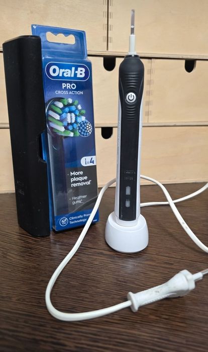 Periuță de dinți electrică Oral-B Clean & Protect + 4 capete rezerve +
