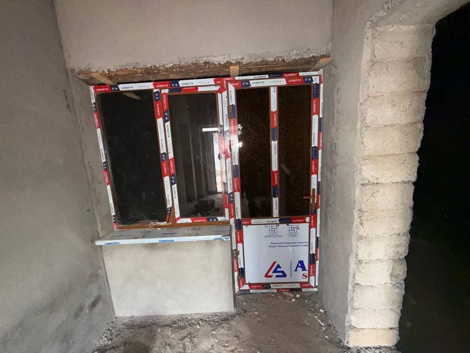 Hovli uy sotiladi 4 hona 2 sotix