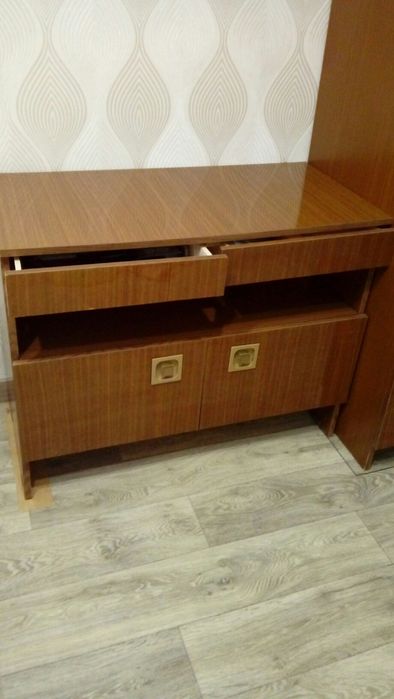 Туалетный столик с зеркалом