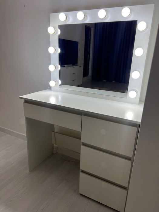 Măsuță make-up cu becuri