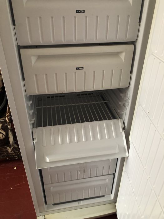 Продам морозилку Indesit