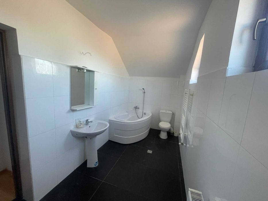 Casa solida, moderna si luminoasa: liniste totala in natura!