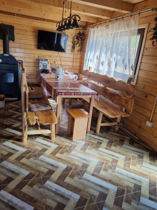 Vand cabana lemn, 120mp si 1251 mp de teren, zona Dealu Negru