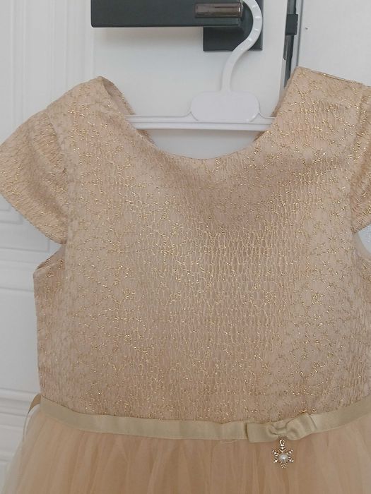 Нарядное платье на девочку 9-10 лет