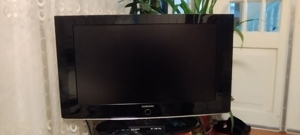 Телевизор SAMSUNG.