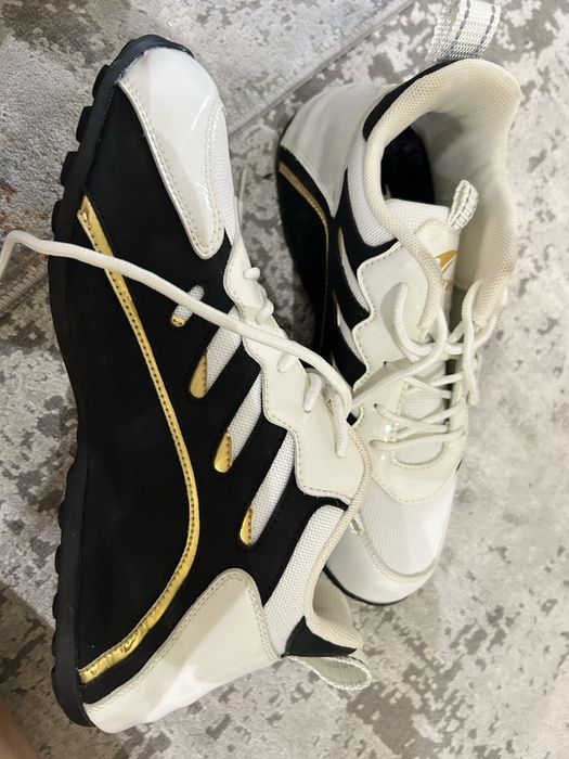 Кроссовки спортивные