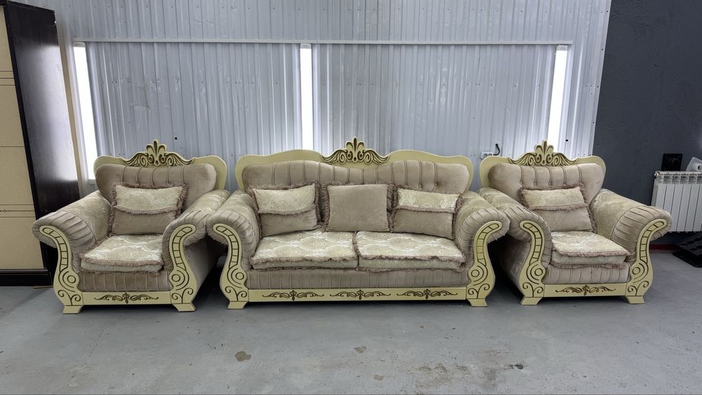 Продается диван и 2 кресла.