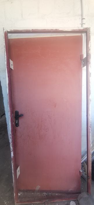 Дверь наружная металлическая с замком