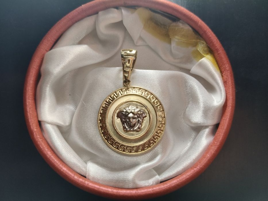 Medalion Versace din aur 14k