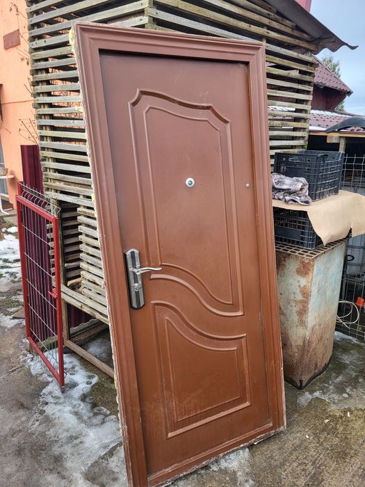 De vanzare ,usa metalica Inaltime: 204 pe 88 latime