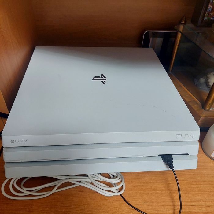 Ps4 pro Glacier White