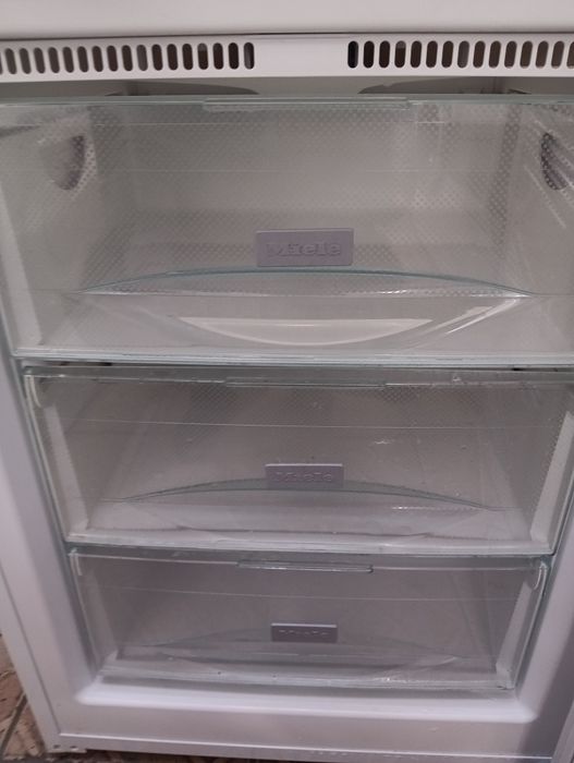 Малък хладилник фреш зона Liebherr с две години гаранция!