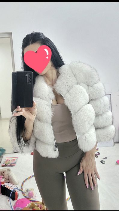 Haina short din Blană Naturală de Vulpe polară în tonuri de alb natural; se face si vesta