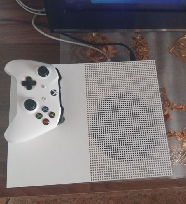 Consola xbox one s cu un cobtroler +fifa 22 si wreckfest+