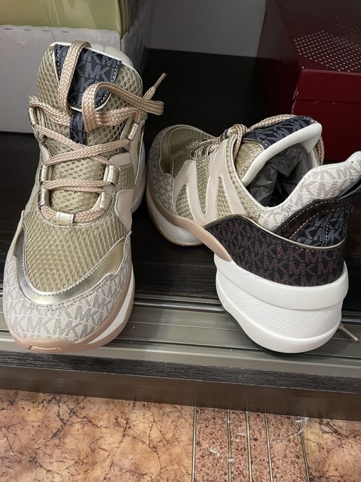 Кроссовки новые