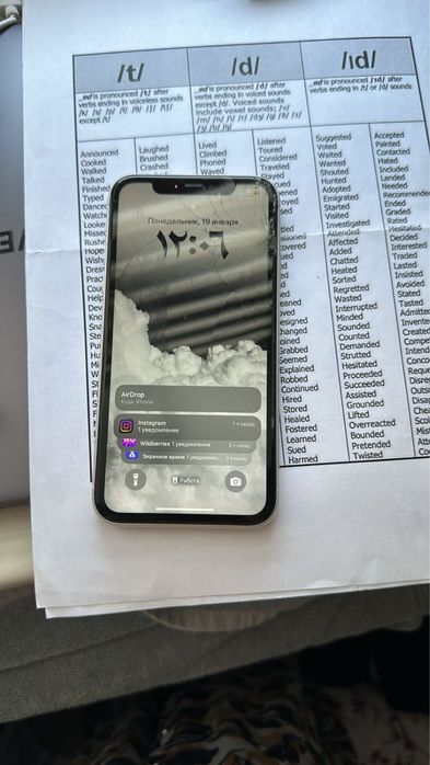 Айфон 11 белый и 12 черный