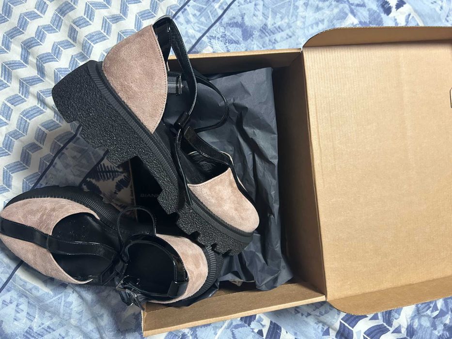 Сандали в цвят капучино с черен лак от естествен велур Bianki