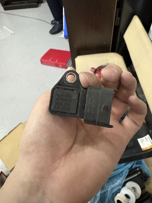 Датчик ДАД/ Датчик расхода воздуха.