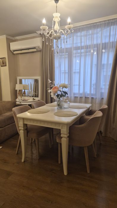 Трапезна маса - слонова кост