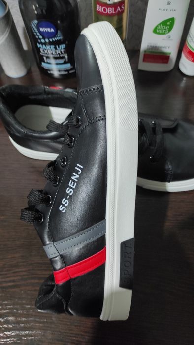 Продам кроссовки