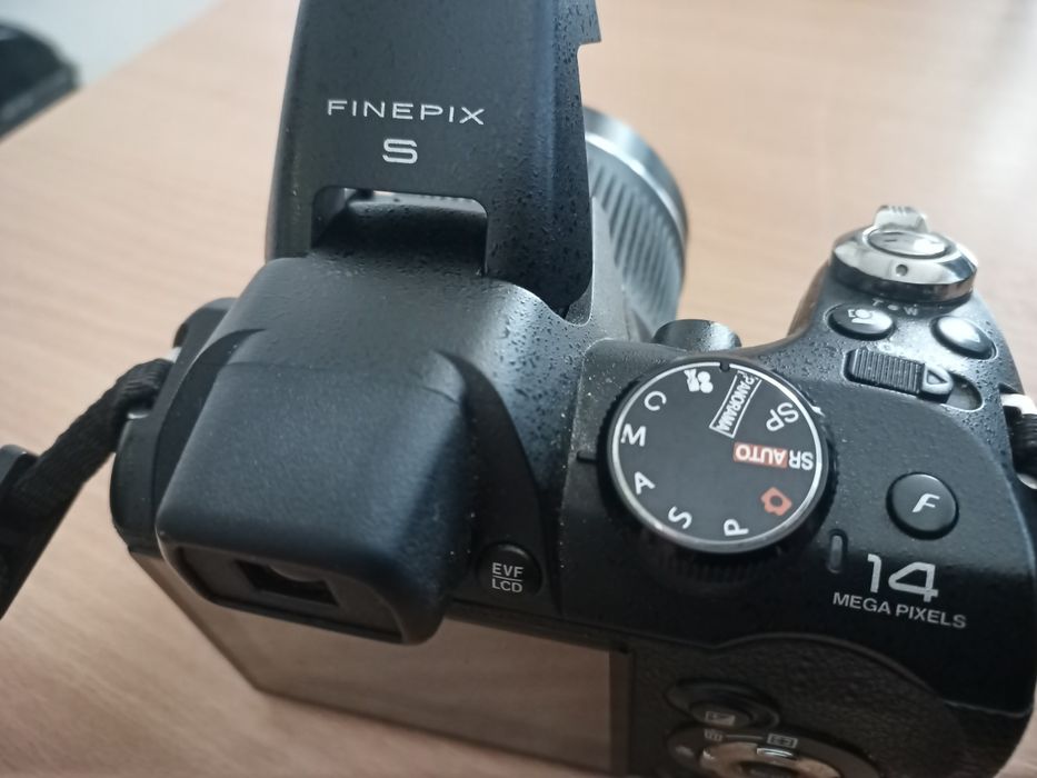 Fujifilm FinePix S3300.