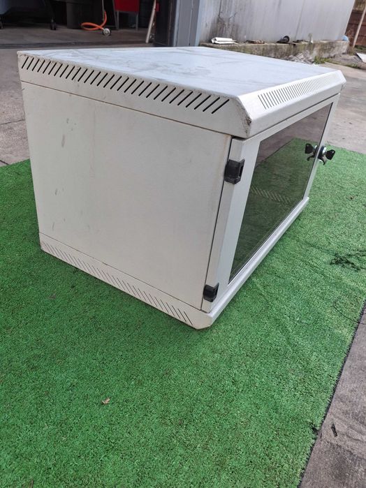 Метален шкаф с стъклена вратичка ключ