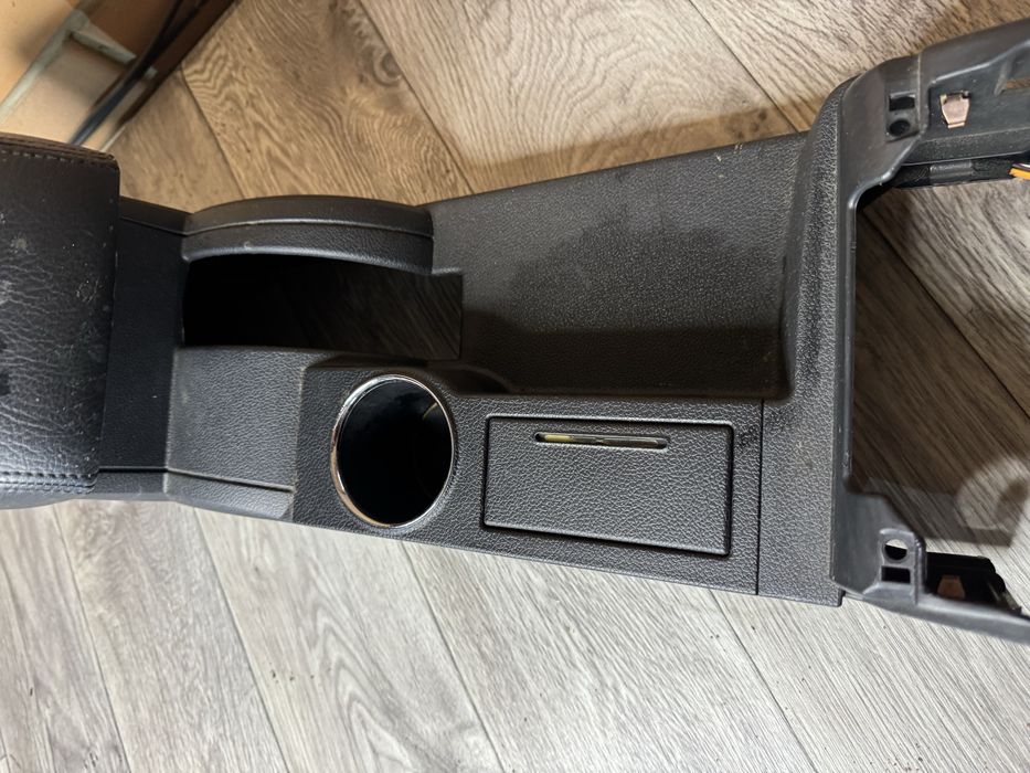 Подлокотник на Форд Мондео 3