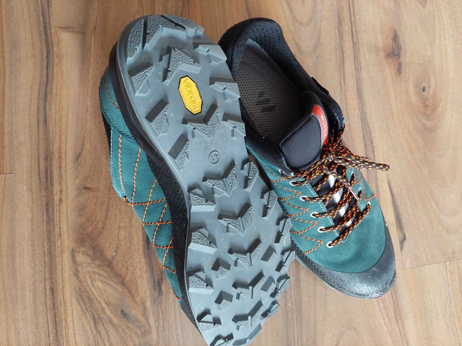 Pantofi trekking