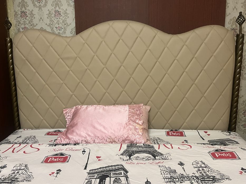 Кровать двухспальная.