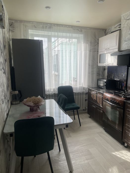 Продам стол ,4 стула .