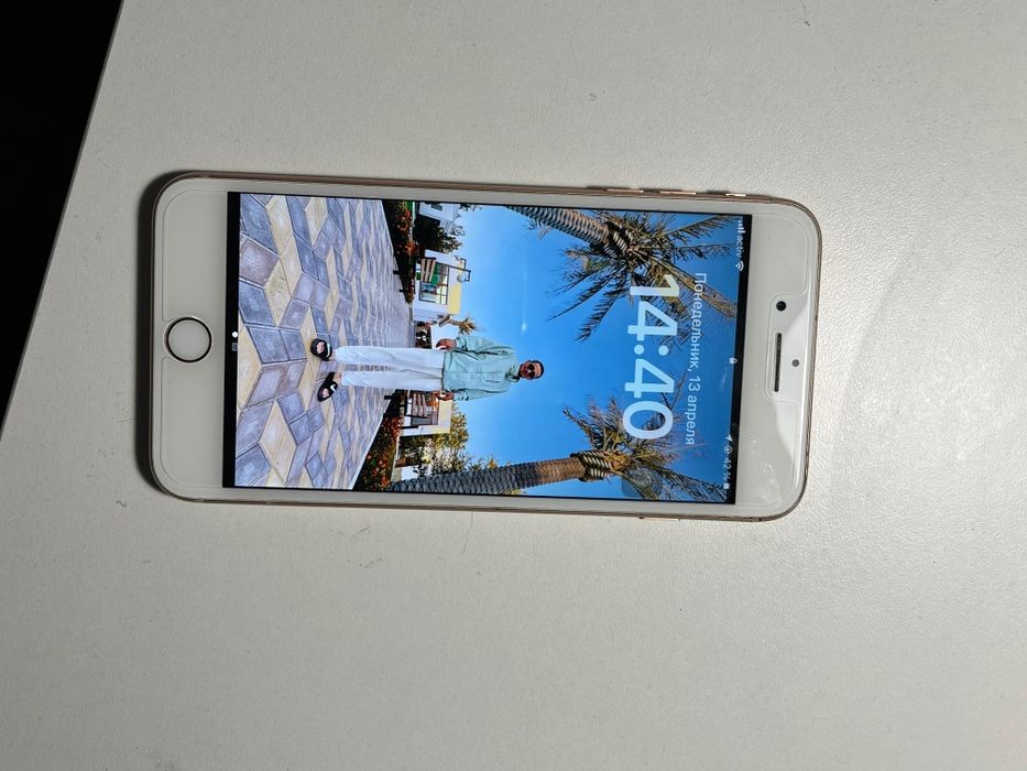 Телефон айфон 8 +