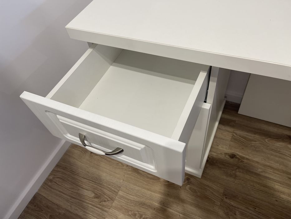 Birou alb, elegant, blat de 140x50cm, sisteme soft-close