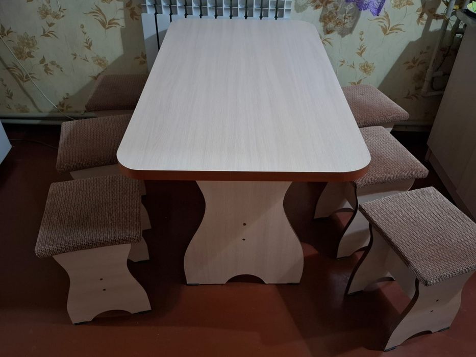 Кухонный стол со стульями