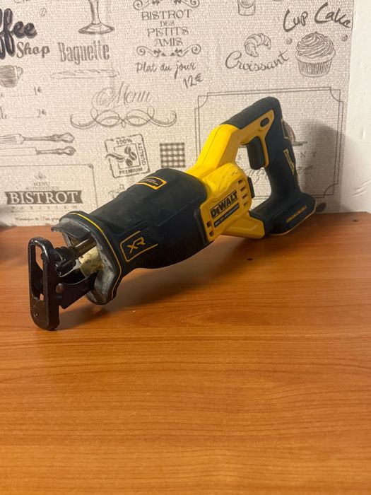 Fierăstrău Sabie Dewalt DCS382